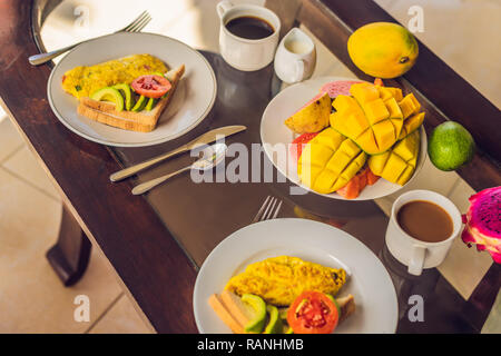 Un délicieux petit-déjeuner composé d'omelette, des fruits et du café Banque D'Images
