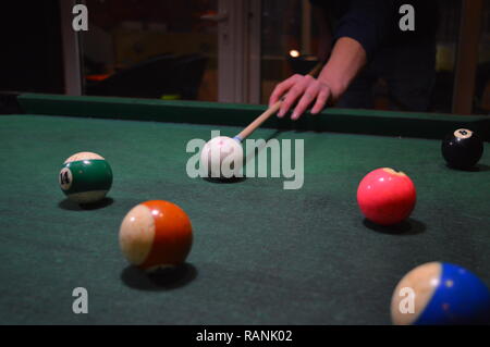 Jeu de billard, personne en jouant au billard et de frapper des balles Banque D'Images