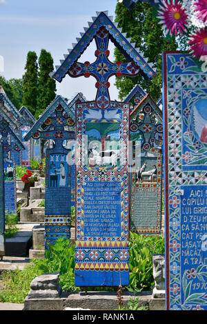 Le Cimetière Joyeux (Cimitirul Vesel), à Sapanta, Maramures, Roumanie.A vidám temető Szaplocán. Banque D'Images