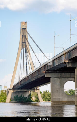 Détail de la pylône du pont à haubans (ex-Pivnichnyi pont Moskovsky), construit par Heorhii Fuks, à Kiev, Ukraine. Banque D'Images