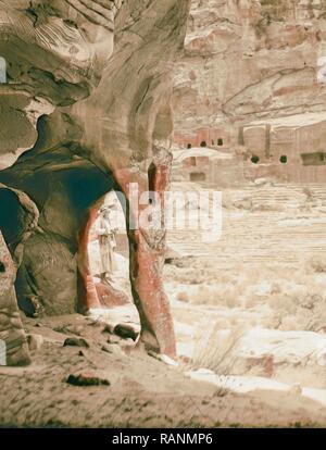 Petra. Theatre et el-Khubta. Le théâtre de l'autre cave, avec grand pilier formé par l'érosion. 1920, la Jordanie repensé Banque D'Images