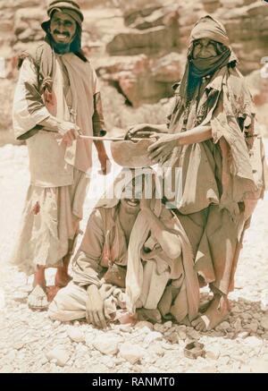 Petra. Petrean types, etc. Les Bédouins Bdul. L'exécution d'une incantation sur un homme malade. 1920, Jordanie, Petra (Éteint repensé Banque D'Images