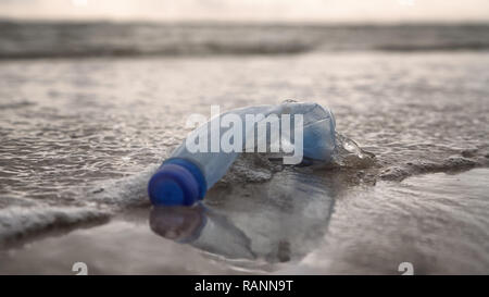 Bouteille en plastique vers le rivage Banque D'Images