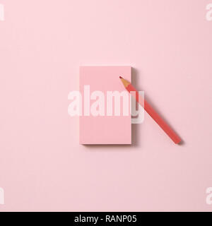 Notes et Mémo rose crayon de couleur rose sur fond rose Banque D'Images