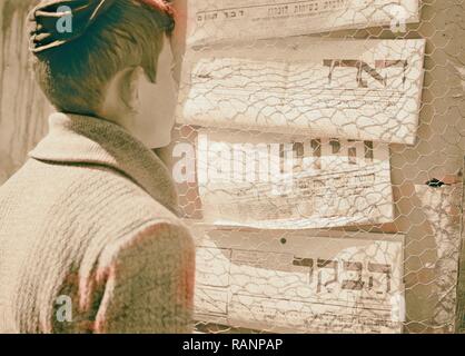 Types de juifs. Garçon juif Lecture des notifications en hébreu 1934, Israël. Repensé par Gibon. L'art classique avec une touche moderne repensé Banque D'Images