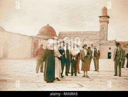 Haut Commissaire français pour la Syrie visite le Temple à Jérusalem, le 18 novembre 1939. Parti du commissaire admirant repensé Banque D'Images