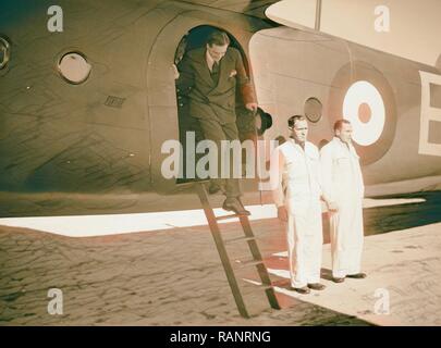 Arrivée en Palestine de M. Anthony Eden. M. Antony Eden à la descente de l'avion à Gaza. 1940. Repensé Banque D'Images