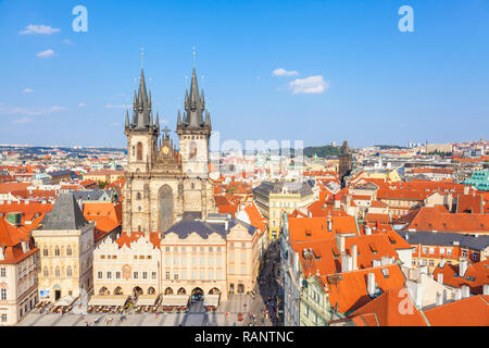 L'église de Tyn Prague vue de la façade de l'église Notre Dame Avant Tyn en place de la vieille ville Staromestske Namesti Staré Město Prague République Tchèque Europe Banque D'Images