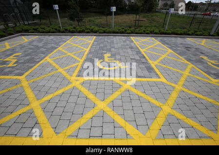 Ecosse, Ayrshire, Largs, Yellow hatched parking pour handicapés Banque D'Images