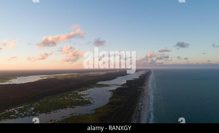 Lever du Soleil à l'extérieur de l'Horizon panoramique Vue aérienne Plage Photographie Drone nuages ciel du matin bleu littoral océan Atlantique Nature côtières de Floride droit Banque D'Images