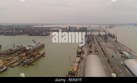 Vue aérienne du port de marchandises et de passagers avec des navires et crane Tanjung Perak, Surabaya, Indonésie. quais pour la réparation et le stationnement des navires, port marchand et container terminal port industriel en bateau. Banque D'Images