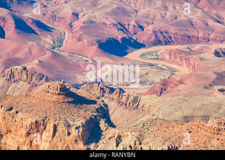 La rivière Colorado et de couleurs et les formations géologiques dans le Grand Canyon, vue de Lipan Point sur la rive sud Banque D'Images