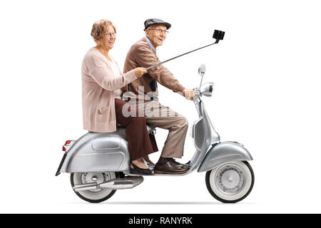 Tourné sur toute la longueur d'un couple prenant un sur un scooter vintage selfies isolé sur fond blanc Banque D'Images