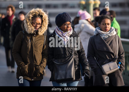 Les gens de conclure contre le froid sur le pont de Westminster, Londres, à la suite de températures de gel la nuit dans certaines parties du Royaume-Uni. Banque D'Images