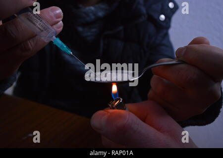 L'héroïne en préparation en le chauffant jusqu'à une cuillère Banque D'Images