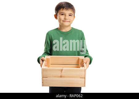 Cute little boy holding an empty boîte en bois isolé sur fond blanc Banque D'Images