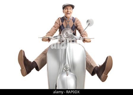 Cheerful senior homme sur une moto vintage avec ses jambes jusqu'isolé sur fond blanc Banque D'Images