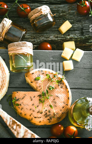 Le fromage et le salami. Variété de charcuterie. Fromage sur le bois. Types de fromage et charcuterie Banque D'Images