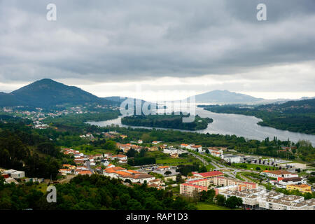 Vila Nova de Gaia, Portugal - Mai 2, 2018 : La pluie nuages chargés de passer sur le village, Vila Nova de Gaia, Portugal Banque D'Images