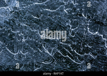 Close up d'une mince couche de glace avec des lignes et des bulles dans la texture Banque D'Images