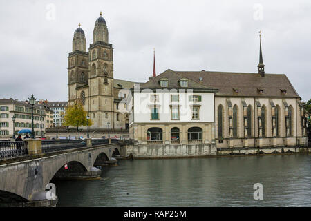 ZURICH, SUISSE - OCT 130e, 2018 : Avis de Grossmunster et la vieille ville de Zurich à partir de la rivière Limmat. L'Grossmunster est une église protestante de style roman à Zurich, Suisse. Temps de pluie en automne. Banque D'Images