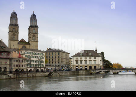 ZURICH, SUISSE - OCT 130e, 2018 : Avis de Grossmunster et la vieille ville de Zurich à partir de la rivière Limmat. L'Grossmunster est une église protestante de style roman à Zurich, Suisse. Temps de pluie en automne. Banque D'Images