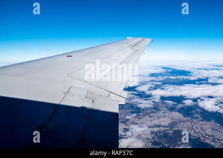 New York, USA, 29 mai 2018 - L'aile d'un Embraer ERJ-135 twin-jet est vu contre le ciel comme il s'écarte de l'aéroport La Guardia de New York. Photo par Banque D'Images