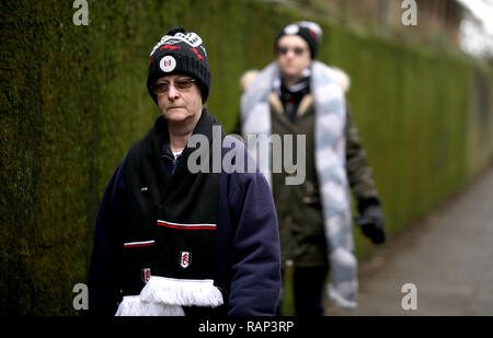 Fulham fans arrivent au stadium avant le début de la Premier League match à Craven Cottage, à Londres. Banque D'Images