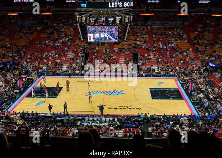 Miami, Floride - décembre 2018. Des foules de partisans combler l'American Airlines Arena lors d'un match de NBA entre Miami Heat et Orlando Magic. Banque D'Images