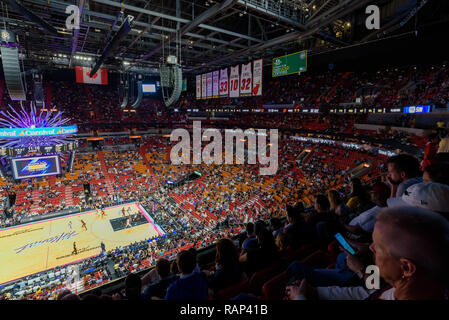 Miami, Floride - décembre 2018. Des foules de partisans combler l'American Airlines Arena lors d'un match de NBA entre Miami Heat et Orlando Magic. Banque D'Images