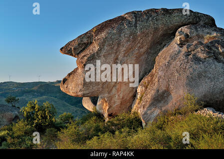Une énorme roche de granit sculpté de la nature montrant la silhouette d'une vieille femme Banque D'Images