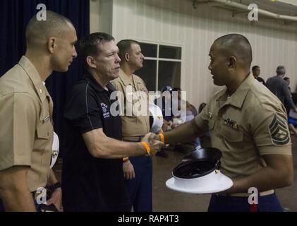 Le sergent d'artillerie - HONOLULU. Leo Cruz, un recruteur avec sous-poste Recrutement Pearl City, et originaire de Los Angeles, Californie, entraîneur de lutte aux côtés d'un accueille le major Jared Reddinger, commandant du poste de recrutement de San Diego, au cours de l'Ohio State Wrestling Tournament à Neal S. Blaisdell Arena le 17 février 2017. Les recruteurs Marine ont assisté à l'événement pour établir des relations avec la communauté de lutte, et pour montrer leur soutien à un lutteur dans le programme de l'entrée retardée au recrutement sous Gare Honolulu. Banque D'Images