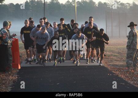 Réserve de l'armée de soldats de la 310e (commande de soutien), expéditionnaire basée à Indianapolis, Ind., et la 3e brigade expéditionnaire (transport), dont le siège social est situé à Fort Belvoir, Virginie, commencer le deux-mile run partie de l'Armée de test de condition physique tout en ayant cette année à la 310e ESC Concours meilleur guerrier, tenue à Ft. A.P. Hill, en Virginie, 10 févr. 23 - 28. La compétition annuelle de six jours soldats et sous-officiers dans leur capacité à effectuer les tâches de l'Armée de guerrier dans une variété d'événements menant à l'appui du Théâtre 377Commande ARMES BIOLOGIQUES, qui est un flux à t Banque D'Images