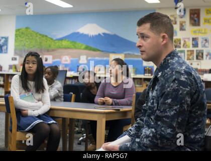 SASEBO, Japon (fév. 22, 2017) maître d'Armes 2e classe Andrew Eichman donne une présentation de l'histoire afro-américaine aux élèves de l'école élémentaire Jack N. Darby 22 Février, 2017. Darby a accueilli la présentation à l'occasion de mois de l'histoire afro-américaine pour aider à mieux informer les élèves sur les grandes figures historiques d'origine afro-américaine. Banque D'Images