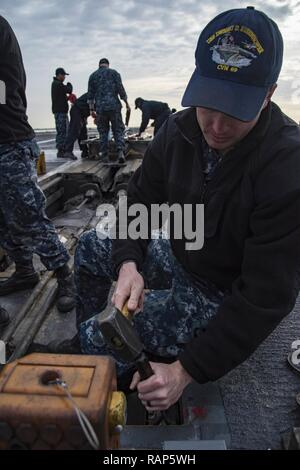 NORFOLK, Virginie (fév. 22, 2017) l'Aviation maître de Manœuvre (Équipement) Bradley Stein à partir de San Antonio, mène des travaux d'entretien sur une catapulte à vapeur sur le pont d'envol du porte-avions USS Dwight D. Eisenhower (CVN 69) (Ike). Ike est en ce moment pier côté pendant la phase de maintien en puissance de la flotte (Plan d'intervention optimisés OFRP). Banque D'Images