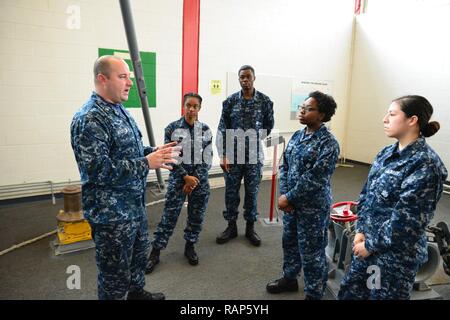 Grands Lacs, Illinois (fév. 23, 2017) Maître de Manœuvre 2e classe Jessie Watson forme les étudiants à la surface de la classe de base commun pour mieux les préparer à la flotte. Watson a été nommé le Centre pour les systèmes de combat de surface 2016 Instuctor de domaine de l'année. Banque D'Images