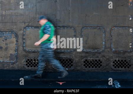 (16 février 2017) membres de l'USS Texas (SSN 775) Ligne poignée qui rentrent au port après des opérations de routine en mer le 16 février 2017. Banque D'Images