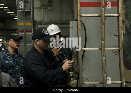 NORFOLK, Virginie (fév. 22, 2017) 3ème classe Mécanicien Chase Barrett, d'Elkhart (Indiana), s'occupe de l'entretien d'un padeye coulissante dans la zone du porte-avions USS Dwight D. Eisenhower (CVN 69) (Ike). Ike est en ce moment pier côté pendant la phase de maintien en puissance de la flotte (Plan d'intervention optimisés OFRP). Banque D'Images