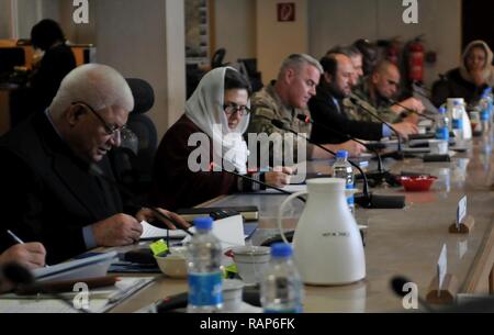 Kaboul, Afghanistan (fév. 25, 2017) - La première dame d'Afghanistan Rola (Bibi Gul) Ghani prononce une allocution au cours de la Comité consultatif sur la sécurité ici la semaine dernière, où elle a abordé les possibilités, le harcèlement et le comportement attendu de tous les membres du service militaire au travail. Banque D'Images