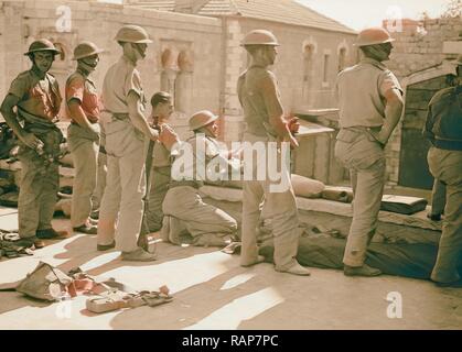 Derrière les troupes de sacs de sable sur le mur de l'hôpital français. Close-up view of New Gate, Jérusalem, Israël. Repensé Banque D'Images