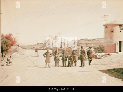 La police et les gardes en route à côté d'une tour de garde en béton avec panneaux indiquant le Battir. 1934, en Israël. Repensé Banque D'Images