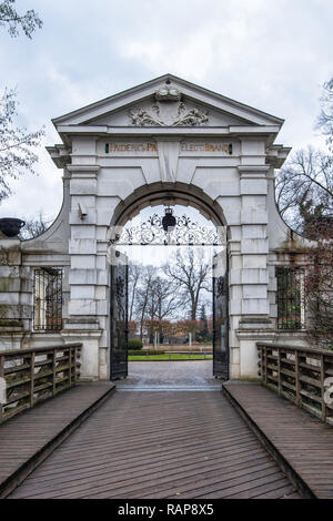 Schloss Köpenick situé sur une île de la rivière Dahme. Porte d'entrée de style baroque du 17ème siècle qui abrite le Musée d'Art et artisanat Banque D'Images