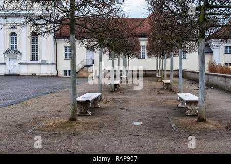 Schloss Köpenick situé sur une île de la rivière Dahme. La construction de maisons du 17e siècle baroque State Art & Crafts Museum,bancs décoratifs Banque D'Images