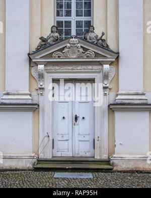 Schloss Köpenick situé sur une île de la rivière Dahme. La construction de maisons du 17e siècle baroque State Art & Crafts Museum,porte,entrée privée,détail Banque D'Images