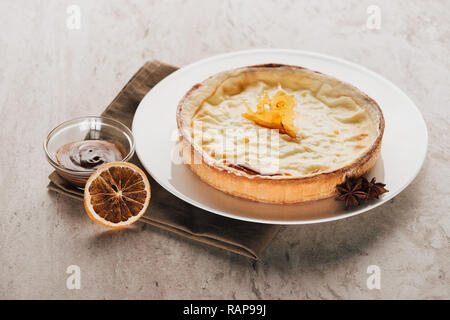 Délicieux gâteau flan au caramel et d'anis étoilé on white plate Banque D'Images