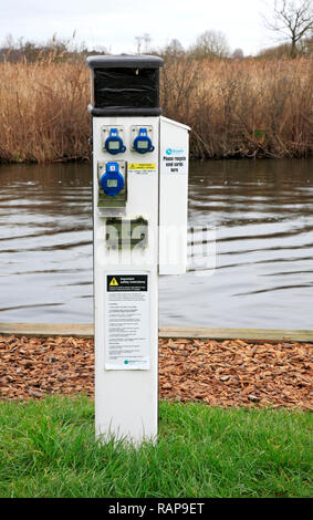 Un power point pour l'utilisation de bateaux amarrés sur les Norfolk Broads sur la rivière à l'Ant à Irstead staithe, Norfolk, Angleterre, Royaume-Uni, Europe. Banque D'Images