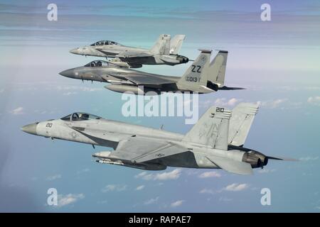 Un U.S. Air Force 44e Escadron de chasse F-15 Eagle et U.S. Navy Strike Fighter Squadron 27 et 102 (VFA-27, VFA-102) F/A-18 Super Hornet, attribué à Naval Air Facility Atsugi, au Japon, volent en formation lors d'une sortie de formation, 16 février 2017, sur l'océan Pacifique. La formation conjointe renforcée à la fois l'interopérabilité des services et de la capacité de défendre le Japon et d'autres actifs et alliés dans le Indo-Asia théâtre du Pacifique. Banque D'Images