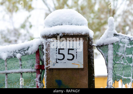 Cinquante cinq Numéro de maison avec de la neige Banque D'Images