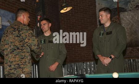 Le brig. Le général Matthew Glavy, gauche, présente le capitaine Taylor Zehrung et le capitaine Robert Reddy Pièces de commande 2 Marine Aircraft Wing au cours d'une cérémonie de correctifs à bord de Marine Corps Air Station Beaufort, 24 février. Après avoir reçu les correctifs de leur nouvelle unité, Reddy et Zehrung ont été félicité pour le travail difficile qu'ils n'ont alors que la formation sur le F-35B Lightning II. Zehrung et Reddy va maintenant être avec Marine Fighter Attack Squadron 121. Glavy est le commandant général du 2ème MAW et Reddy et Zehrung sont avec Marine Fighter Squadron 501 de la formation d'attaque, Marine Aircraft Group 31. Banque D'Images