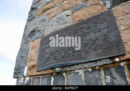 Les Doyle Monument et inscription à Jerbourg Point dans le bailliage de Guernesey, îles Anglo-Normandes, Royaume-Uni Banque D'Images